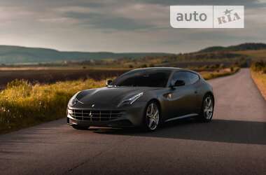 Хетчбек Ferrari FF 2013 в 