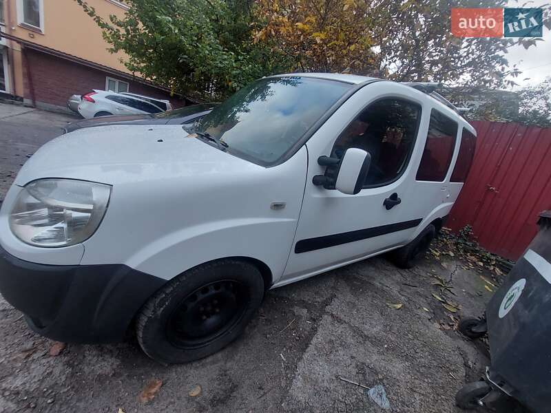 Минивэн Fiat Doblo 2009 в Киеве
