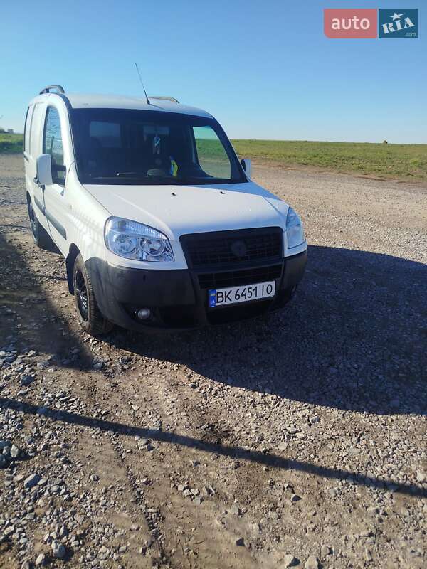 Грузовой фургон Fiat Doblo 2006 в  фото Грузовой фургон Fiat Doblo 2006 в