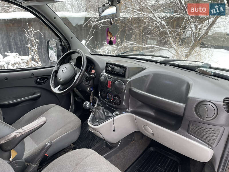 Минивэн Fiat Doblo 2006 в Киеве