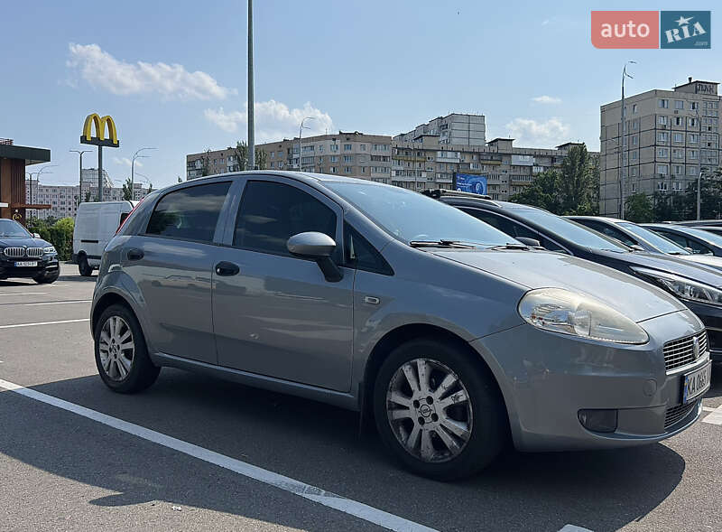Хэтчбек Fiat Grande Punto 2011 в 