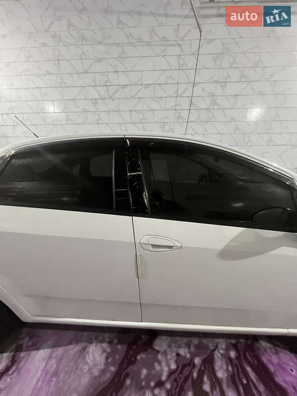 Седан Fiat Linea 2013 в Киеве фото 22 Седан Fiat Linea 2013 в Киеве