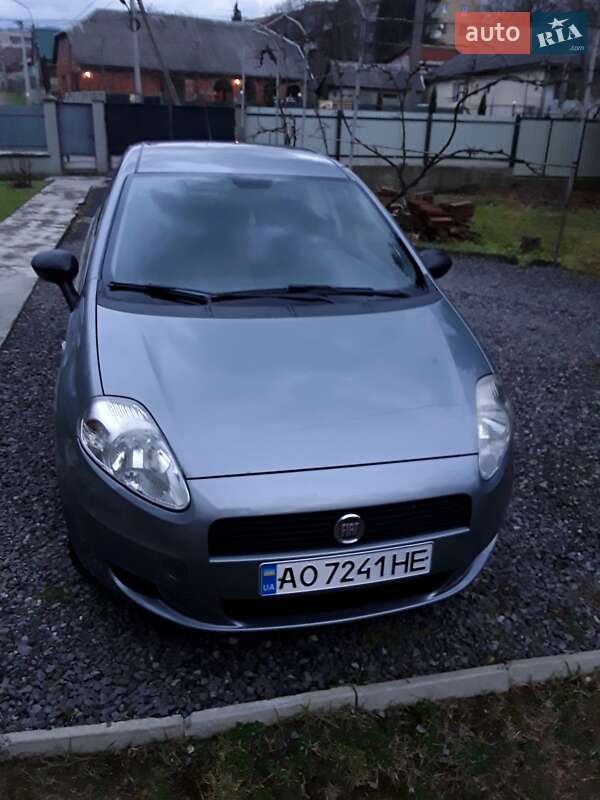 Седан Fiat Punto 2010 в Сваляве
