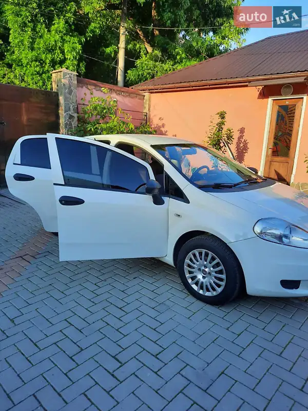 Хэтчбек Fiat Punto 2011 в 