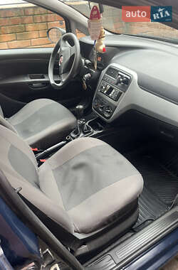 Хэтчбек Fiat Punto 2010 в 