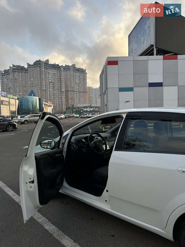 Хэтчбек Fiat Punto 2011 в Киеве