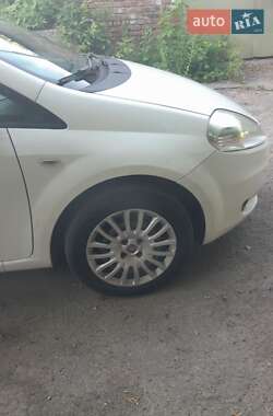 Хэтчбек Fiat Punto 2009 в 