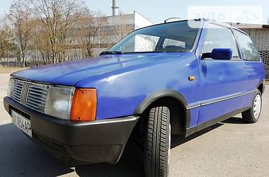 Купе Fiat Uno 1988 в Вараше