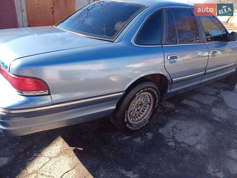 Седан Ford Crown Victoria 1992 в Полтаві