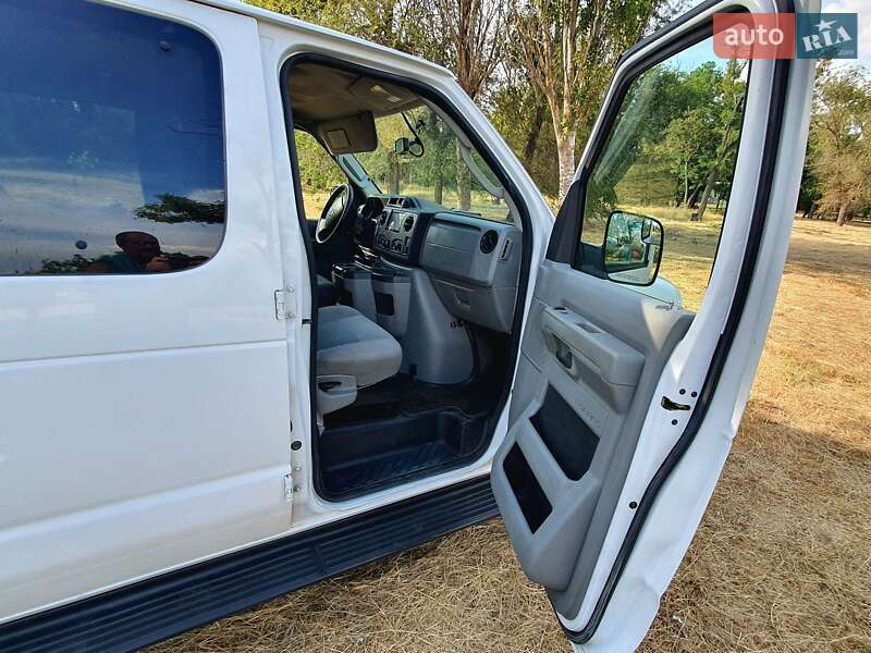 Минивэн Ford E-350 2013 в Львове