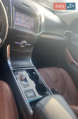 Позашляховик / Кросовер Ford Edge 2019 в 