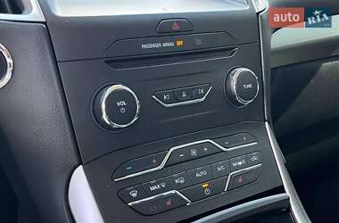 Позашляховик / Кросовер Ford Edge 2017 в 