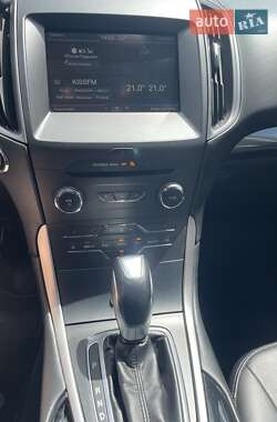 Внедорожник / Кроссовер Ford Edge 2015 в 