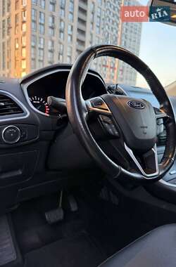 Внедорожник / Кроссовер Ford Edge 2015 в 