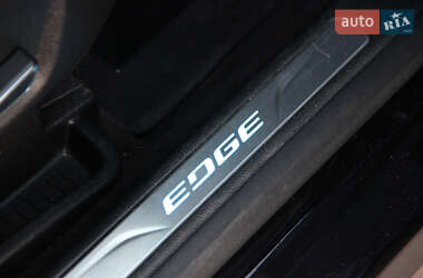 Позашляховик / Кросовер Ford Edge 2019 в 
