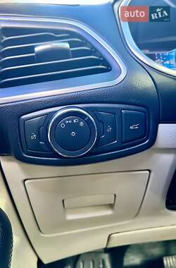 Позашляховик / Кросовер Ford Edge 2015 в 