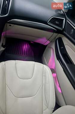 Позашляховик / Кросовер Ford Edge 2015 в 