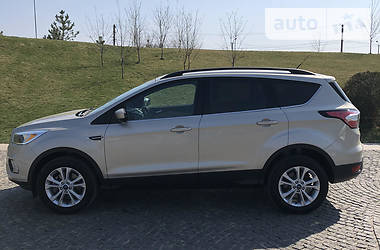 Внедорожник / Кроссовер Ford Escape 2018 в 
