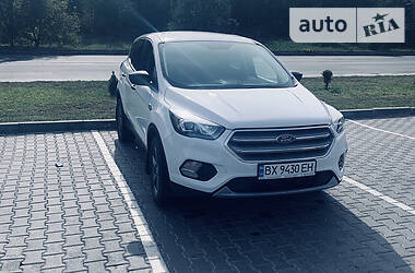 Внедорожник / Кроссовер Ford Escape 2017 в Хмельницком