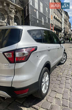 Внедорожник / Кроссовер Ford Escape 2019 в 