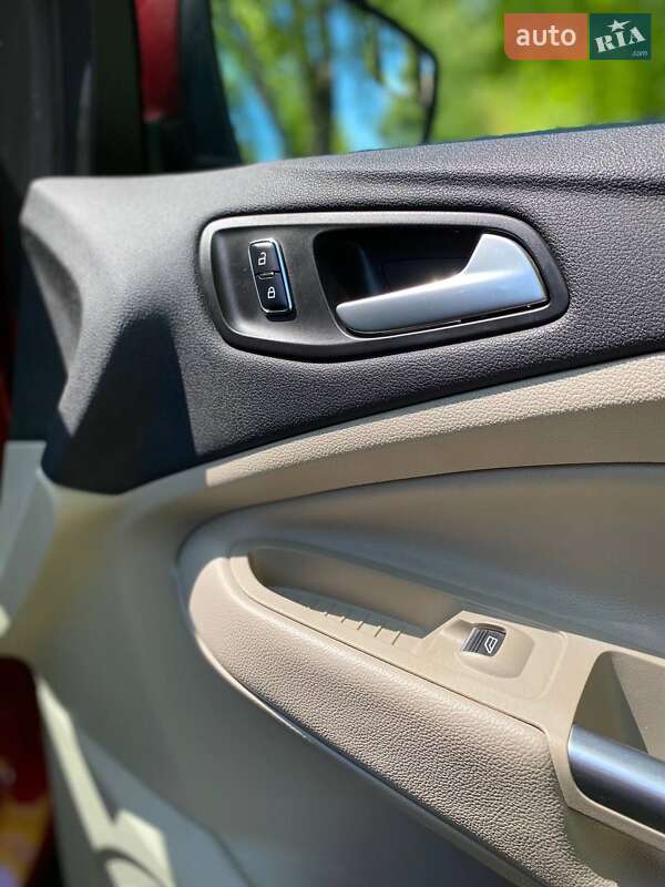Внедорожник / Кроссовер Ford Escape 2015 в Нововолынске