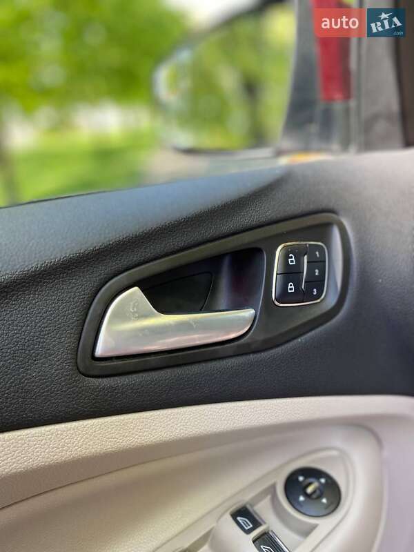 Внедорожник / Кроссовер Ford Escape 2015 в Нововолынске