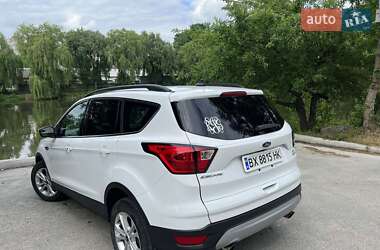 Внедорожник / Кроссовер Ford Escape 2019 в 