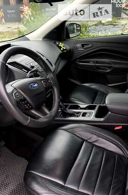 Внедорожник / Кроссовер Ford Escape 2018 в 