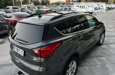 Внедорожник / Кроссовер Ford Escape 2019 в 
