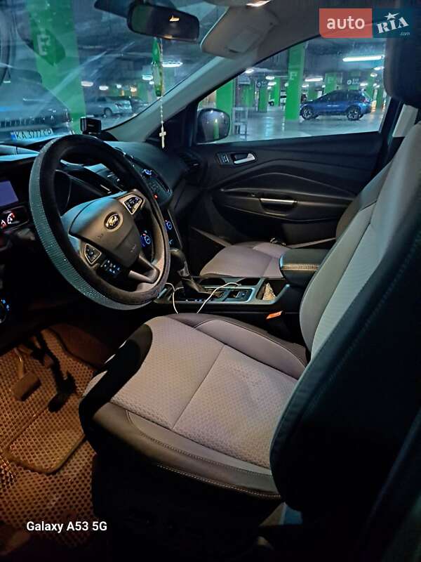 Внедорожник / Кроссовер Ford Escape 2017 в Пустомытах