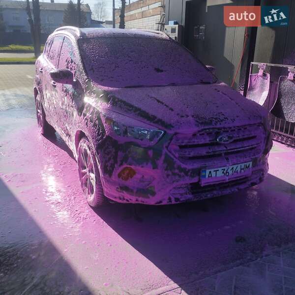 Внедорожник / Кроссовер Ford Escape 2016 в Ивано-Франковске