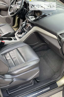 Внедорожник / Кроссовер Ford Escape 2012 в 