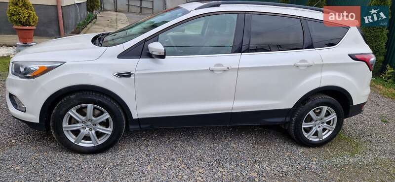 Внедорожник / Кроссовер Ford Escape 2016 в Хусте