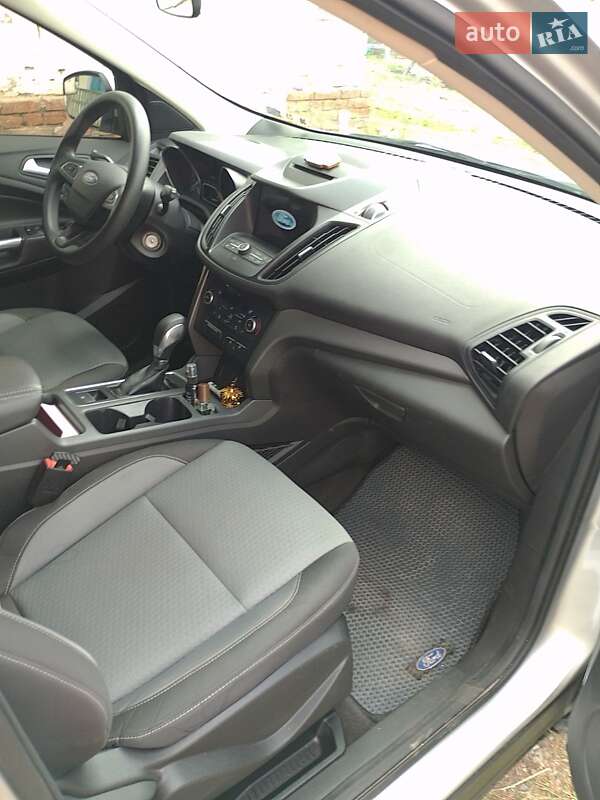 Внедорожник / Кроссовер Ford Escape 2017 в Золотоноше