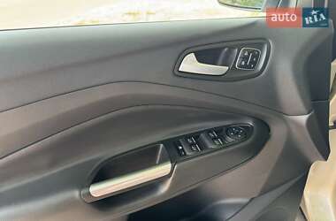 Внедорожник / Кроссовер Ford Escape 2017 в 