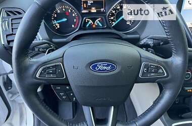 Внедорожник / Кроссовер Ford Escape 2017 в 