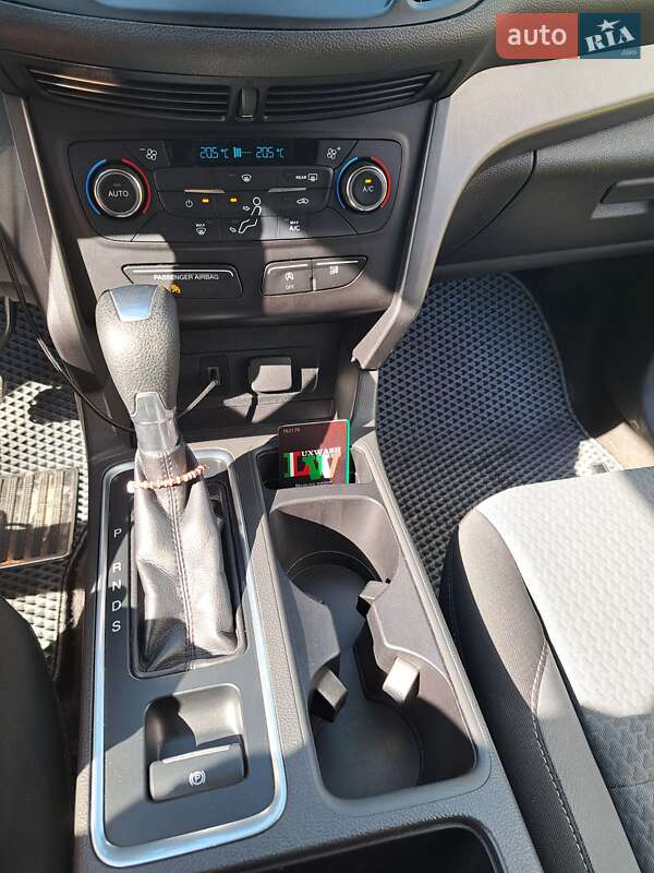 Внедорожник / Кроссовер Ford Escape 2016 в Гостомеле