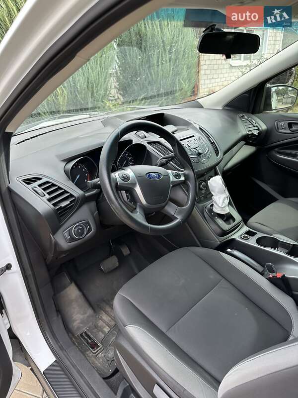 Внедорожник / Кроссовер Ford Escape 2015 в Магдалиновке