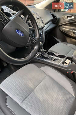 Внедорожник / Кроссовер Ford Escape 2017 в 