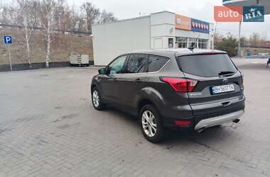 Внедорожник / Кроссовер Ford Escape 2019 в 