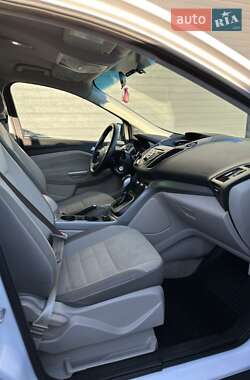 Внедорожник / Кроссовер Ford Escape 2012 в 