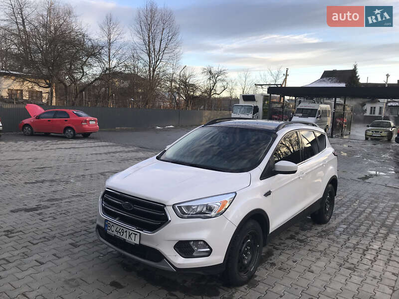Внедорожник / Кроссовер Ford Escape 2018 в 