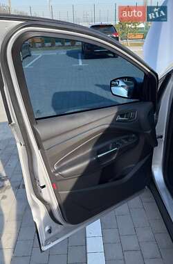 Внедорожник / Кроссовер Ford Escape 2016 в 