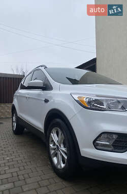 Внедорожник / Кроссовер Ford Escape 2018 в 