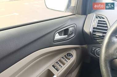 Внедорожник / Кроссовер Ford Escape 2016 в 
