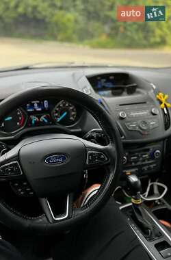 Внедорожник / Кроссовер Ford Escape 2018 в 