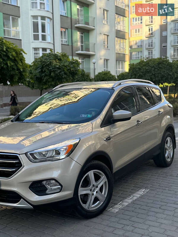 Внедорожник / Кроссовер Ford Escape 2018 в 