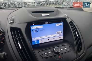 Позашляховик / Кросовер Ford Escape 2016 в 