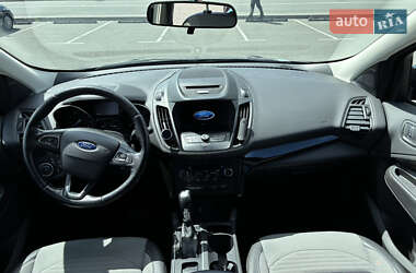 Позашляховик / Кросовер Ford Escape 2016 в 