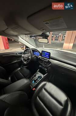Позашляховик / Кросовер Ford Escape 2021 в 